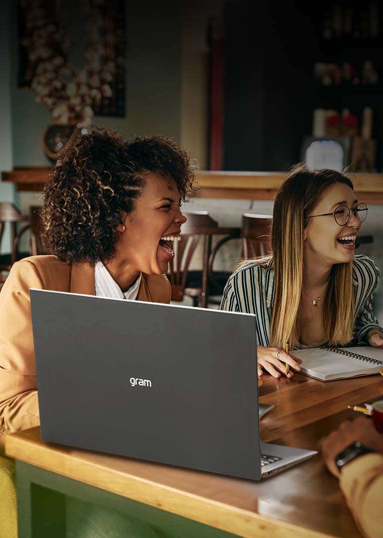 Plusieurs personnes s’amusent à travailler ensemble.