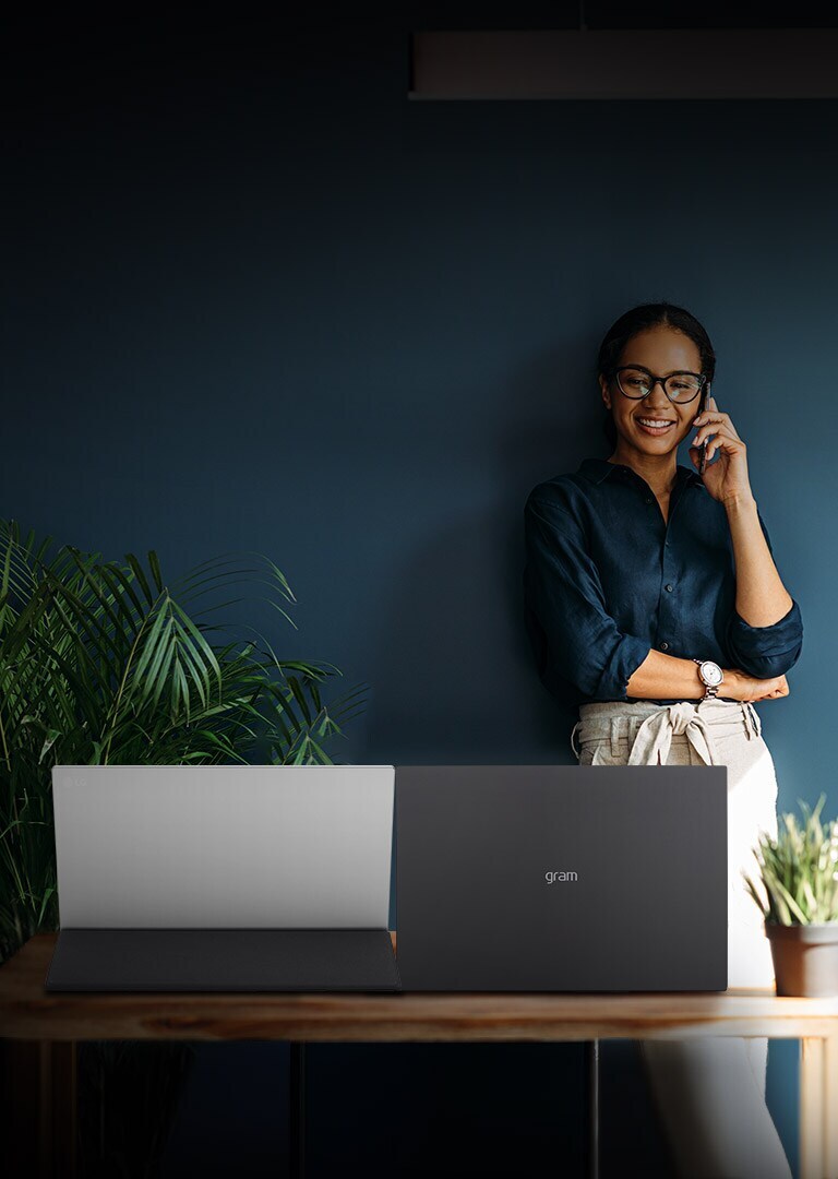 Une femme travaille avec satisfaction.