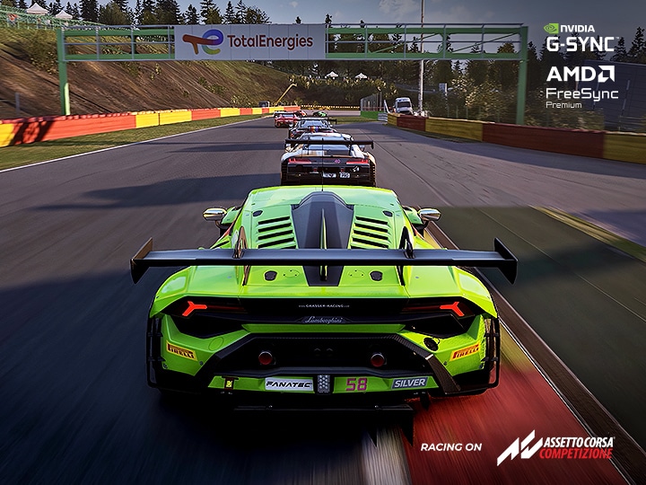 Une scène de jeu de course montrant une voiture de sport verte en tête sur la piste, avec plusieurs voitures la suivant, illustrant la fonctionnalité AMD FreeSync™ Premium.
