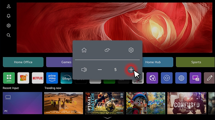 L’écran du LG Smart Monitor affiche l’interface webOS et le volume est en cours d’augmentation.