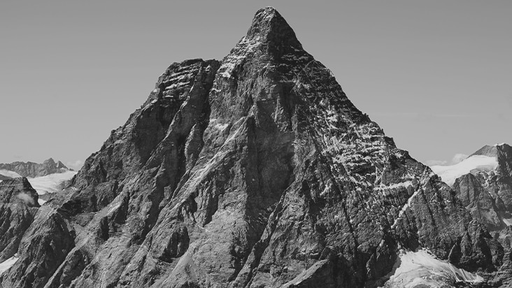 Image en noir et blanc d’une montagne avec un rapport de contraste 2000:1 pour montrer des noirs plus profonds que ceux d’un rapport 1000:1.