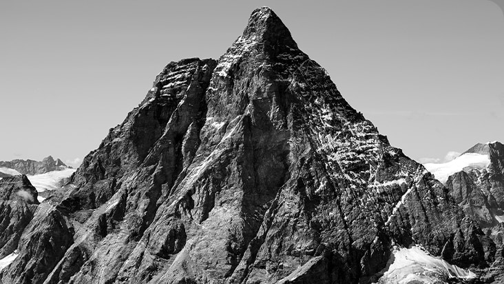 Image en noir et blanc d’une montagne avec un rapport de contraste 1000:1 pour illustrer l’expression des noirs comparée à celle du rapport 2000:1.
