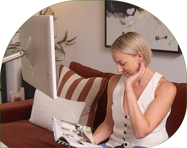 Image d'une femme faisant de la décoration d'intérieur