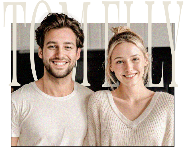 Un couple souriant, un homme et une une femme, se serrent dans les bras et regardent droit devant eux.