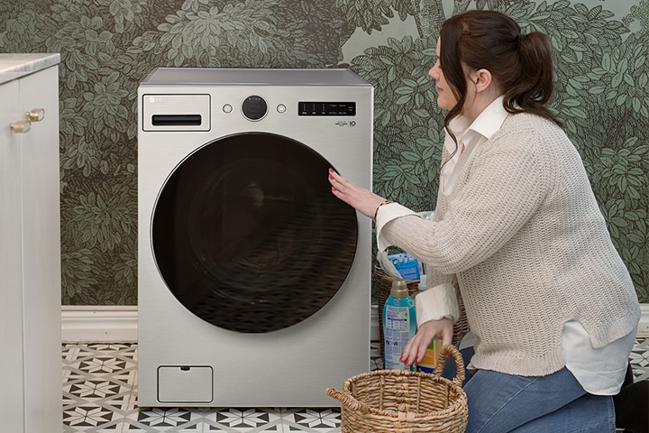 La vidéo montre la femme mettant du linge dans la laveuse, la femme utilisant la laveuse, et le bouton de la laveuse.
