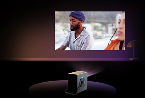 Vidéo du projecteur LG CineBeam Q avec la fonction d’ajustement automatique de l’écran.