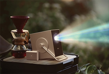 Image du projecteur LG CineBeam Q avec batterie externe