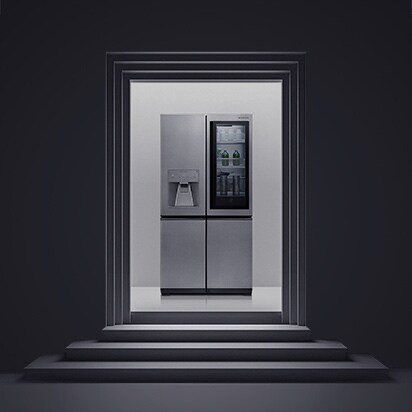 Ein schwarzes Foto mit LG SIGNATURE Refrigerator auf der künstlerischen Treppe.