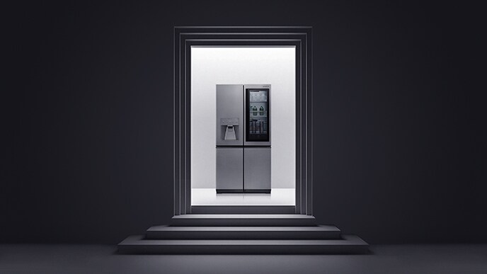 LG SIGNATURE Refrigerator wird auf den Raum gelegt, in dem die schwarz-weiße Treppe und die Wandstruktur installiert sind.