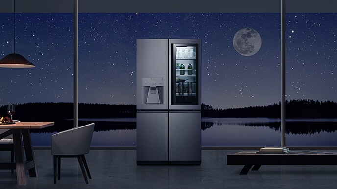 LG SIGNATURE Refrigerator befindet sich direkt in der Mitte des Hauses mit einer mondhellen Landschaft vor dem Fenster.