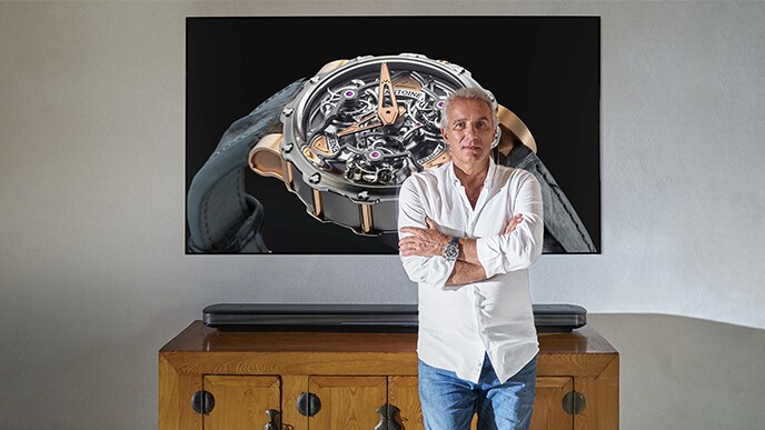 Uhrmacher Antoine Preziuso vor LG SIGNATURE OLED TV W.