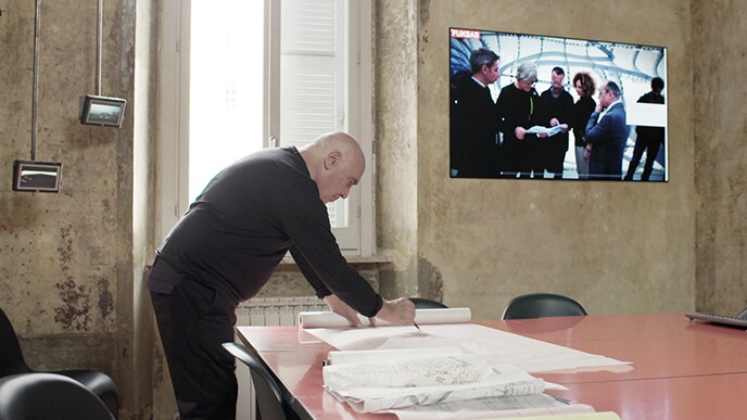 Der Architekt Massimiliano Fuksas arbeitet direkt vor dem LG SIGNATURE OLED TV W.