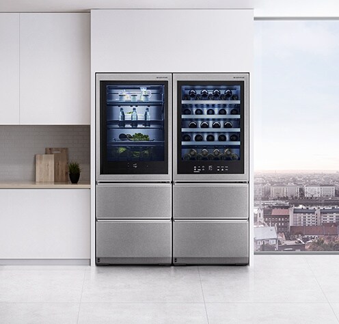 LG SIGNATURE Bottom Freezer und Wine Cellar befinden sich auf einer Seite der minimalistischen Küche mit Stadtkulisse.
