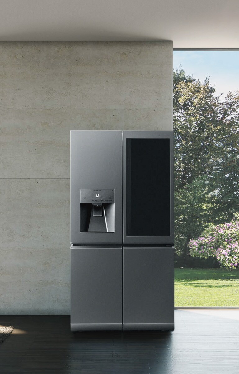 LG SIGNATURE Refrigerator steht mit Tisch und Stühlen im Wohnzimmer.