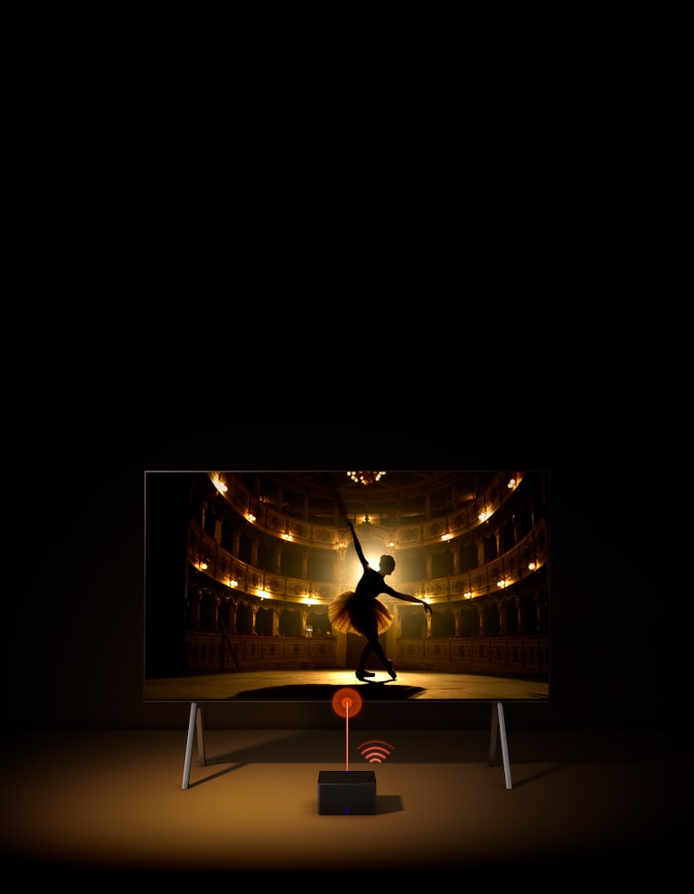 Eine Ansicht von oben eines LG OLED TV auf einem Bodenstativ und die Zero Connect Box. Ein rotes Konnektivitätslogo und -signal dazwischen erscheint oberhalb der Box und verbindet es mit dem Fernseher. Der Fernseher wird eingeschaltet, die Ansicht wechselt zur Vorderansicht und zeigt eine Ballerina, die solo auf der Bühne tanzt.