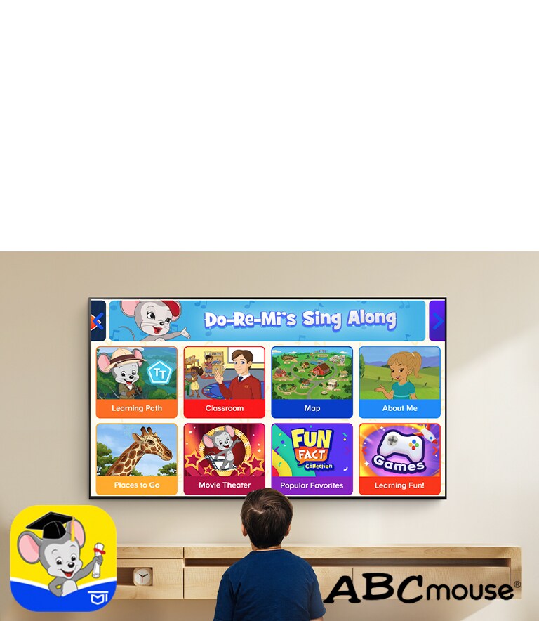 Ein kleiner Junge sitzt am Boden und sieht Bildungsinhalte auf ABCmouse. 