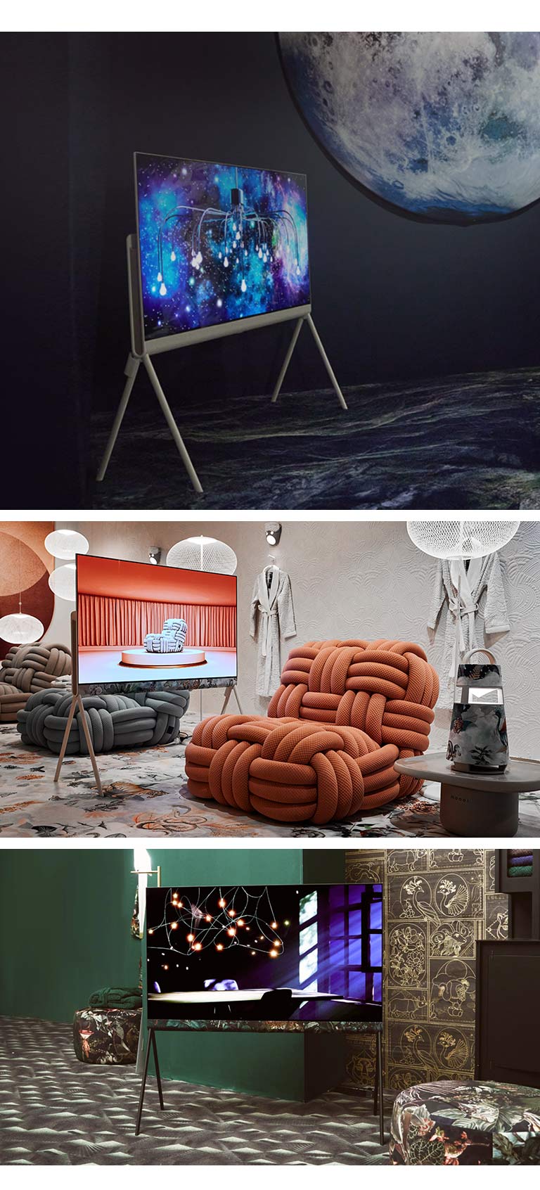 Oben sehen wir Posé in einem Weltraum-Zimmer, in dem abstrakte intergalaktische Kunst ausgestellt ist. Es gibt dort auch ein Bild des Mondes und eines Astronauten. 	  Unten rechts sehen wir Posé in einem Raum voll üppigem Smaragdgrün. Das Licht des Fernsehers fällt durch Fensterscheiben auf dem Bildschirm auf einen Tisch. Schwarz-goldene Fliesen zieren den Raum, die Hocker sind mit einem schwarzen Blumenmuster bezogen. Unten links sehen wir Posé in einem cremefarbenen Zimmer mit Farbakzenten. Darin sind grosse terracotta- und kohlefarbene Korbsessel und weisse runde Lampen; an der Wand hängen Bademäntel. Im Fernseher ist der gleiche kohlefarbene Korbsessel auf einer Empore in einem terracotta-farbenen Raum zu sehen.
