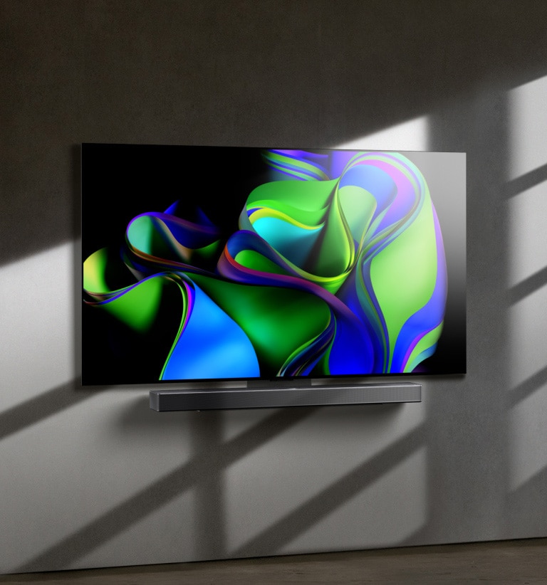 Ein Video beginnt mit den Worten LG OLED evo vor einem schwarzen Hintergrund. Der Schriftzug vergrössert sich und füllt sich mit Farbe. Dann wechselt die Szene zum LG OLED evo TV C3 und zeigt ein farbenfrohes abstraktes Kunstwerk mit einer Soundbar vor einem weissen Hintergrund. Der weisse Hintergrund wird zu einer Wand in einem Raum, an der das Fernsehgerät befestigt ist.