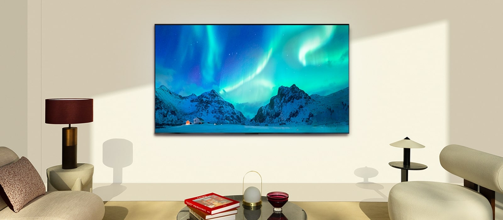 Ein LG OLED TV in einem modernen Wohnraum bei Tag. Das Bild des Polarlichts wird auf dem Bildschirm mit der idealen Helligkeitsstufe angezeigt.