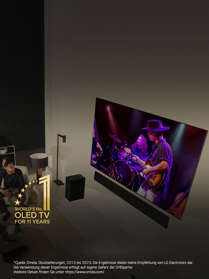 Ein Bild des LG OLED evo G3 an der Wand einer modernen und ausgefallenen Wohnung in New York City mit einer romantischen Nachtszene auf dem Bildschirm.  10 Jahre World's No.1 OLED TV Emblem.