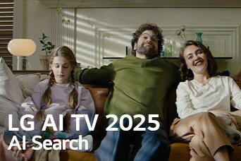 On voit le titre, LG AI TV 2025, Al Search. Une famille de trois personnes est assise sur le canapé de son salon