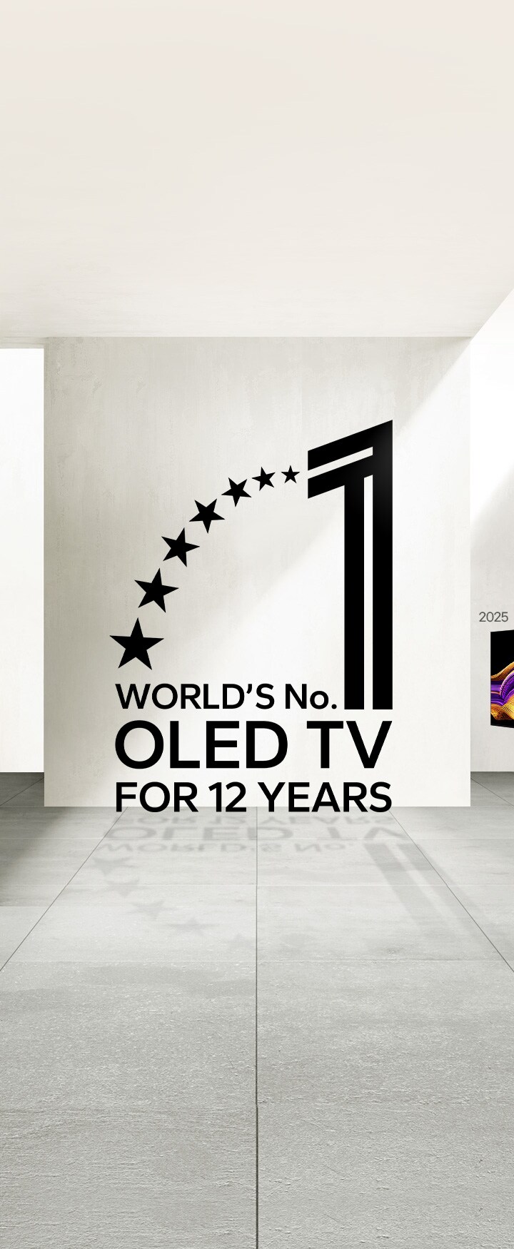 L’emblème OLED TV numéro 1 mondial depuis 12 ans. L’arrière-plan ressemble à un espace d’exposition. Au loin, on voit une LG OLED TV. 