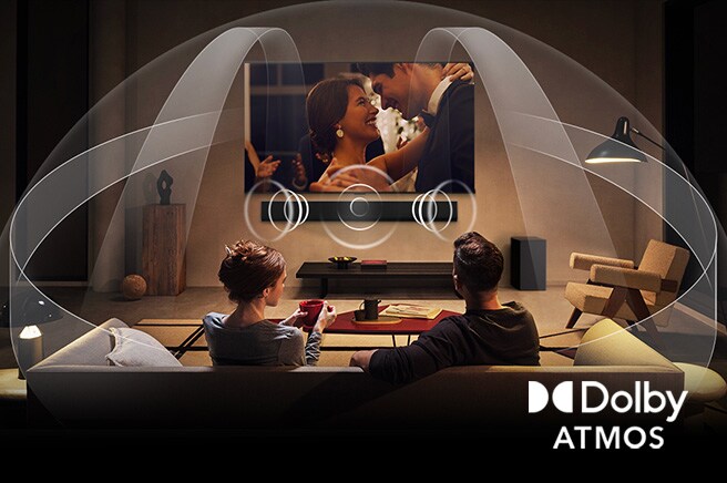 Un salon confortable et faiblement éclairé avec un couple regardant un film sur leur LG OLED TV avec une LG Soundbar. Les graphiques montrent comment Dolby Atmos remplit tout l’espace d’un son surround provenant de toutes les directions. Logo Dolby Atmos dans le coin en bas.