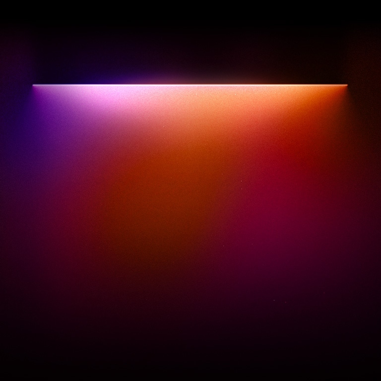 Des lumières de couleurs rouge, orange et violette mettent en valeur le texte « Pour une expérience visuelle et sonore exclusive » écrit au-dessous. 