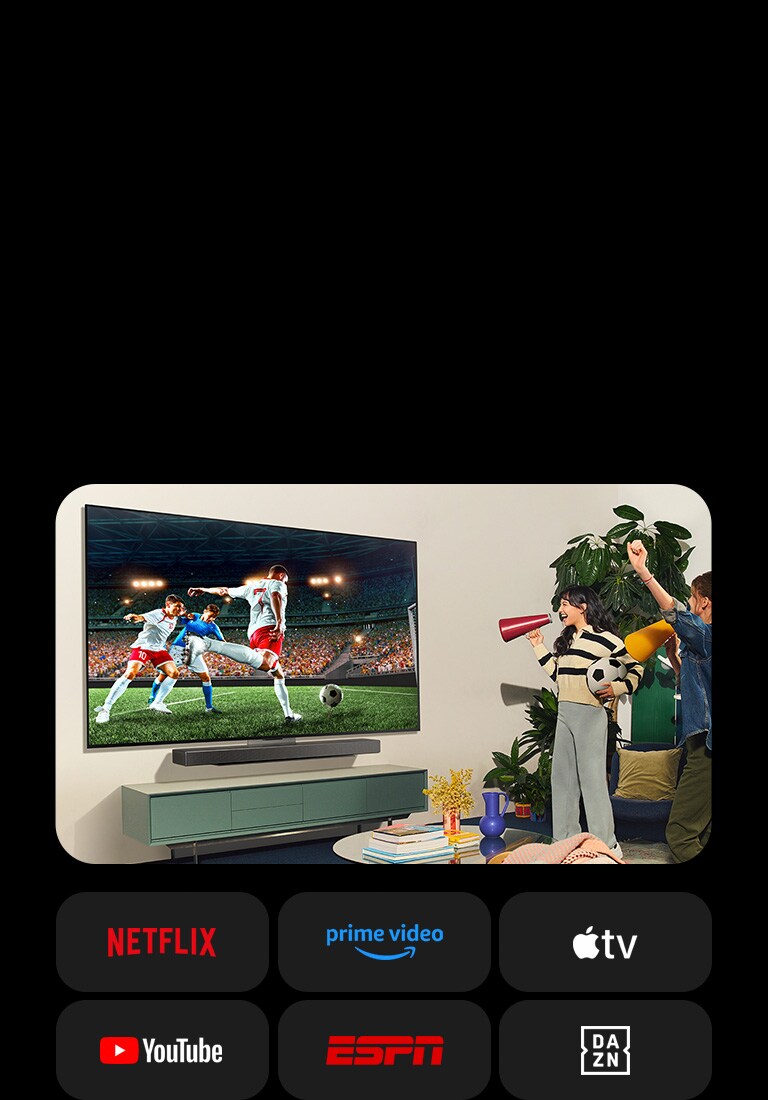 Deux femmes regardent un match de foot dans un espace de vie chaleureux. Une femme tient un ballon de foot et toutes deux encouragent leur équipe avec des haut-parleurs de couleurs jaune et rouge. Les logos suivants sont représentés en dessous. Netflix, Amazon Prime Video, Apple TV, Youtube, ESPN et DAZN.