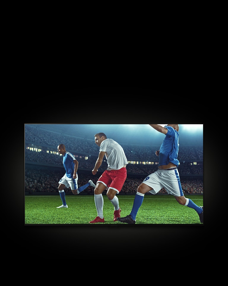 Un film est diffusé sur la LG TV. Une fenêtre contextuelle apparaît et affiche le dernier score footballistique et l’option permettant de voir le match en direct. Le curseur clique sur Watch Live et la TV montre un joueur marquant un but lors d’un match de football. 