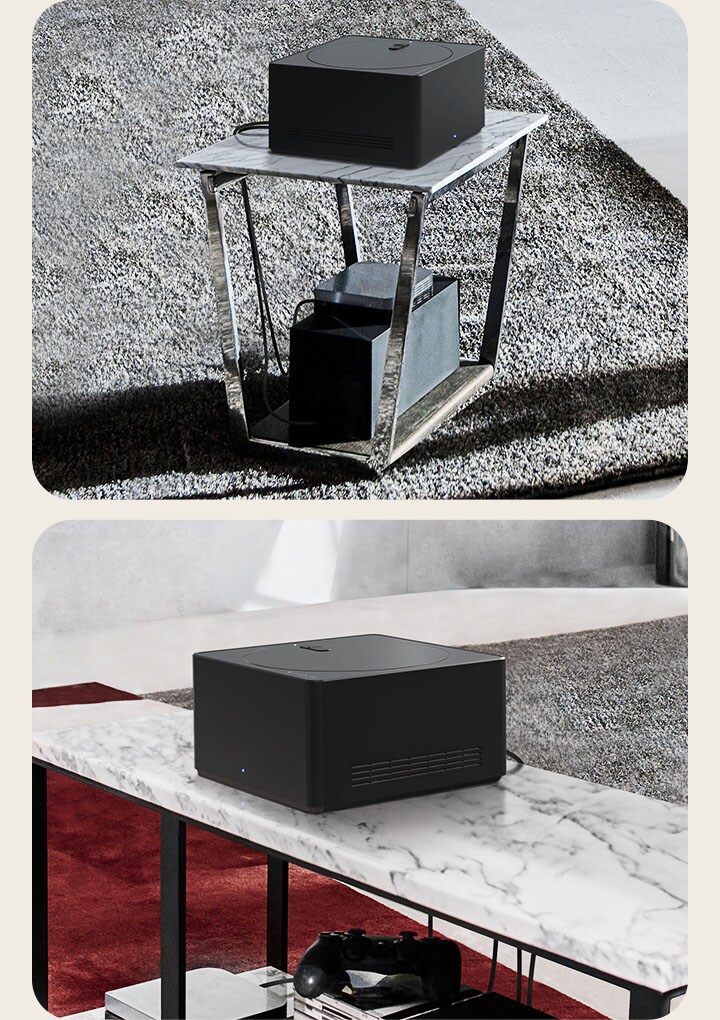 Trois images représentent une Zero Connect Box. La première montre un câble branché à la Zero Connect Box. La deuxième montre une Zero Connect Box posée sur une petite table sous laquelle sont situés des appareils. La troisième montre une Zero Connect Box posée sur une grande table sous laquelle sont situés des appareils et des consoles.