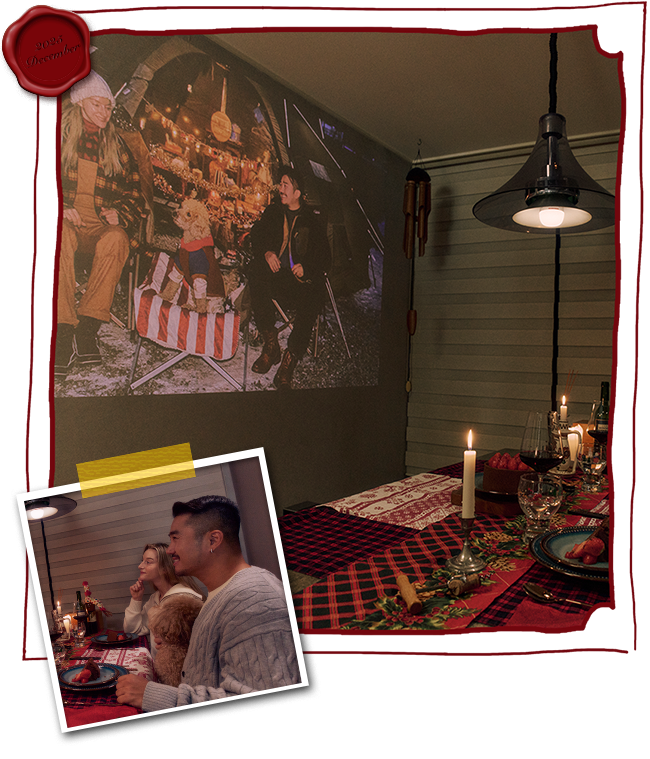 Pareja viendo recuerdos compartidos con un proyector