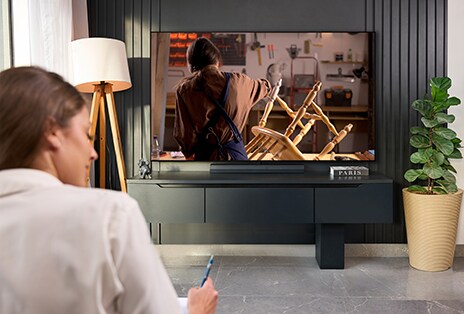 Carol viendo la TV con Brightness Booster.