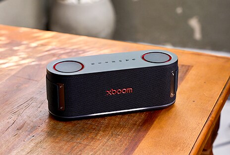 Parlante LG XBOOM sobre una mesa.