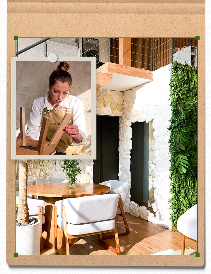 Carol trabajando en una silla de madera, junto a un espacio interior acogedor con sillas blancas y decoración natural.