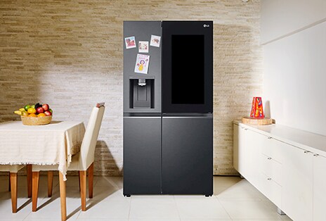 Refrigerador LG en la cocina mostrando la función Door-in-Door™.		