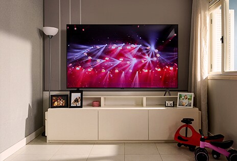 Televisor OLED en la sala de estar mostrando imágenes brillantes y coloridas gracias al Brightness Booster.		
