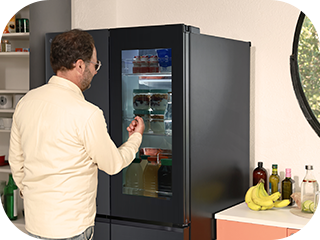 Fotógrafo usando el refrigerador y la TV (Momento ON)