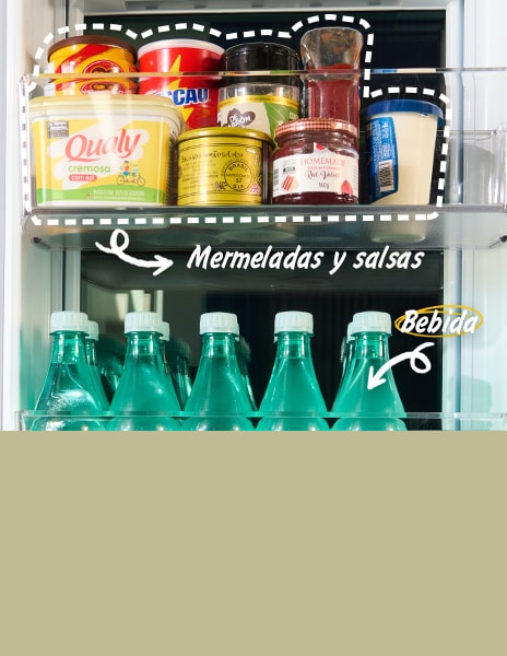 Botellas y frascos organizados en la puerta del refrigerador.