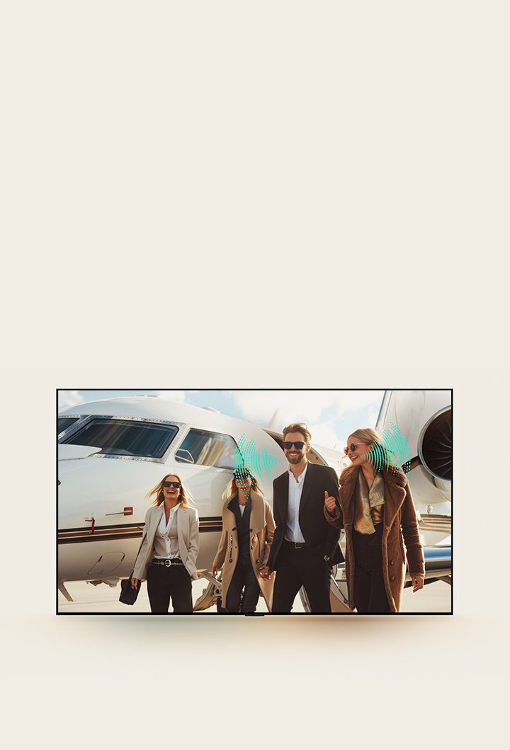 Un grupo de personas camina por la pista de un aeropuerto. Detrás de ellos hay un avión. Parece que el grupo acaba de bajarse del avión y que los motores siguen en marcha. Algunas de las personas hablan y emiten ondas sonoras abstractas que representan cómo, a pesar del fuerte ruido de fondo, las voces se pueden escuchar y entender fácilmente con Al Voice Remastering.