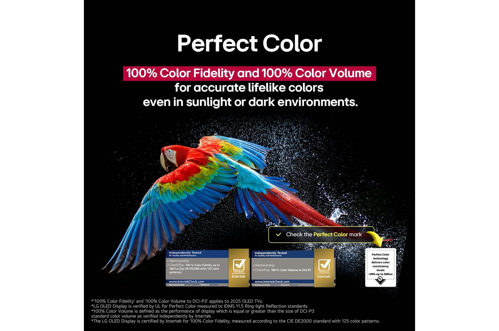 Un loro colorido en ultra alta definición sobre un fondo negro. A su alrededor hay gotas de agua suspendidas en el aire. La imagen muestra un Color Perfecto, ya que cada tono diferente del cuerpo del loro es vibrante y vívido. Se observan diferentes certificaciones de logotipos de UL e Intertek. Estos se refieren a su 100 % de fidelidad de color y 100 % de volumen de color. También se observa un texto: Verifica la marca de certificación de Color Perfecto.