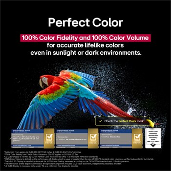 Un loro colorido en ultra alta definición sobre un fondo negro. A su alrededor hay gotas de agua suspendidas en el aire. La imagen muestra Perfect Color, ya que cada tono diferente del cuerpo del loro es vibrante y vívido. El fondo oscuro con salpicaduras de agua detalladas también resalta cómo la pantalla está libre de reflejos. Se observan diferentes certificaciones de logotipos de UL e Intertek. Estos se refieren a su 100% de fidelidad de color, 100% de volumen de color y su afirmación de ausencia de reflejos. También se observa un texto; verifique la marca de certificación Perfect Color.