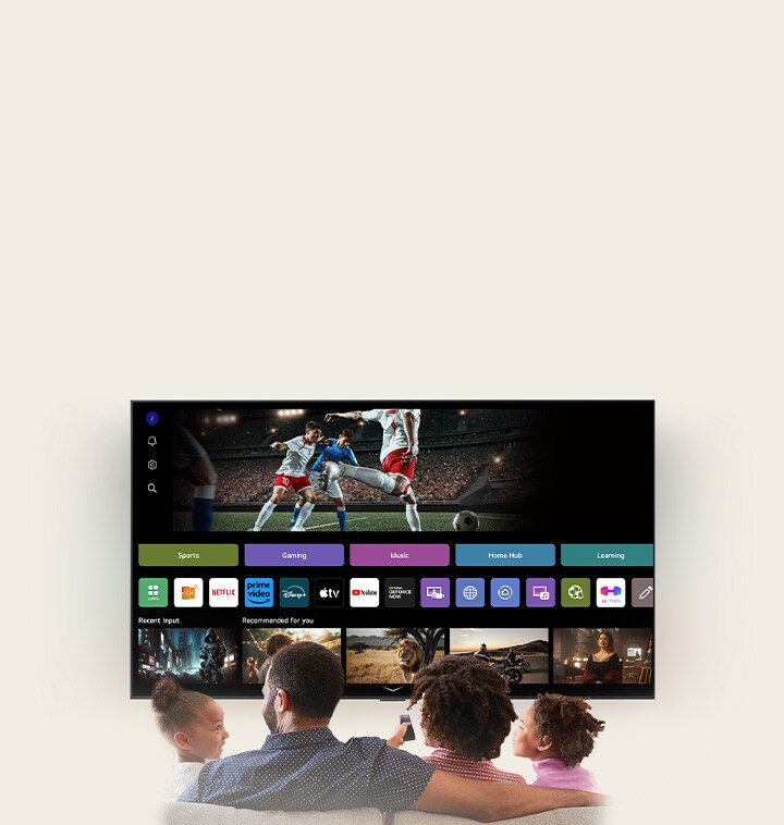 Una familia de cuatro integrantes reunida alrededor de un LG AI TV. Alrededor de la persona que sostiene el control remoto, aparece un círculo con su nombre. Esto muestra cómo AI Voice ID reconoce la voz única de cada usuario. Luego, en la interfaz de webOS, se muestra cómo la IA cambia automáticamente la cuenta y recomienda contenido personalizado. 