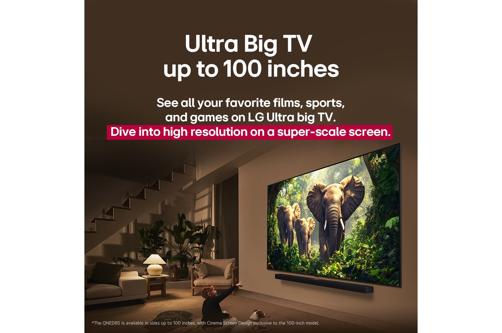Una joven y un perro sentados frente a una LG QNED TV montada en una pared en la que se ven tres elefantes caminando hacia fuera por encima de la LG Soundbar. El título habla de cómo las escenas son más emocionantes en una pantalla gigante.