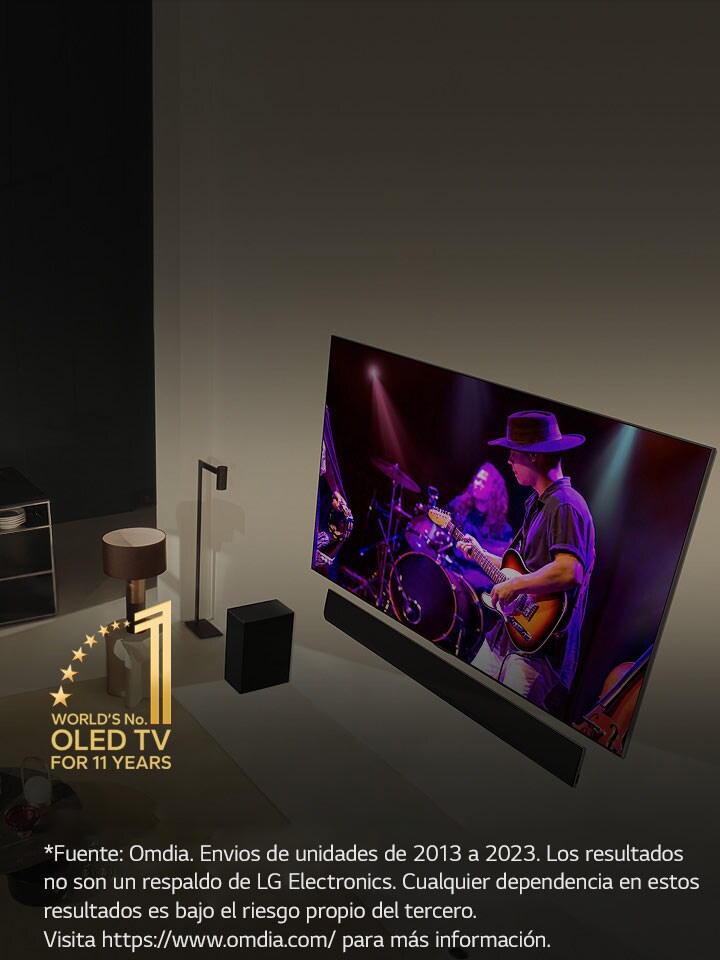 La perspectiva superior de un hombre y una mujer mirando un concierto en un OLED TV grande en un departamento moderno. El emblema “OLED TV número 1 en el mundo durante 11 años” está en la imagen. Aviso legal: “Fuente: Omdia. Envíos de unidades de 2013 a 2023. Los resultados no son un respaldo de LG Electronics. Cualquier dependencia en estos resultados es bajo el riesgo propio del tercero. Visita https://www.omdia.com/ para más información”.