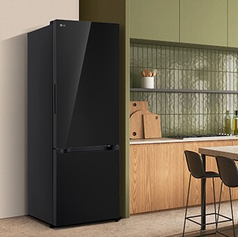Un moderno refirgerador LG negro con congelador inferior y dispensador de agua encaja a la perfección junto a una encimera de cocina de madera.