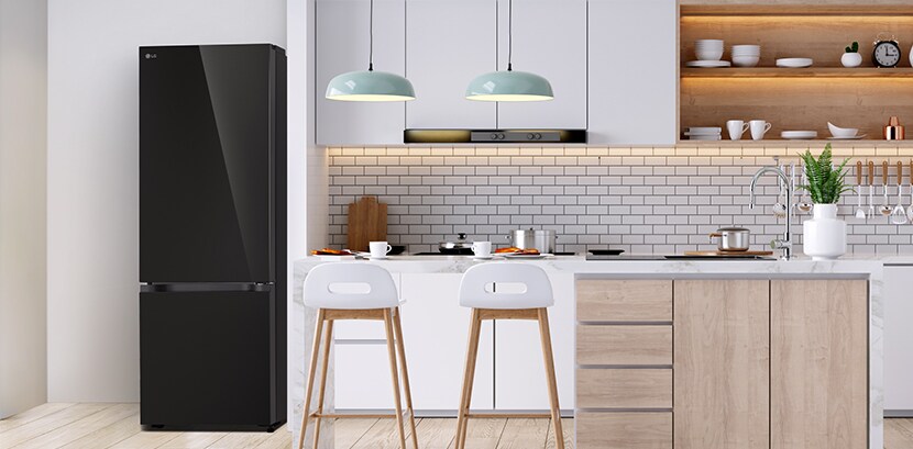 La vista general del refrigerador LG bottom freezer con instaview en una cocina.