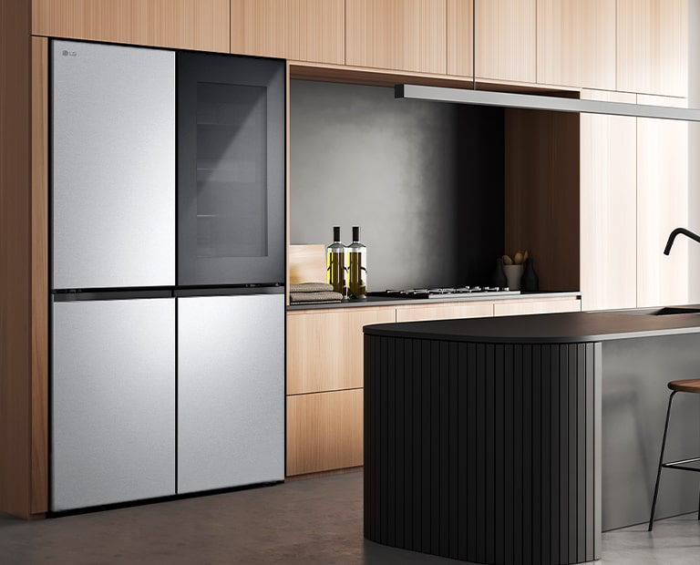 Moderno interior de cocina con refrigerador InstaView.