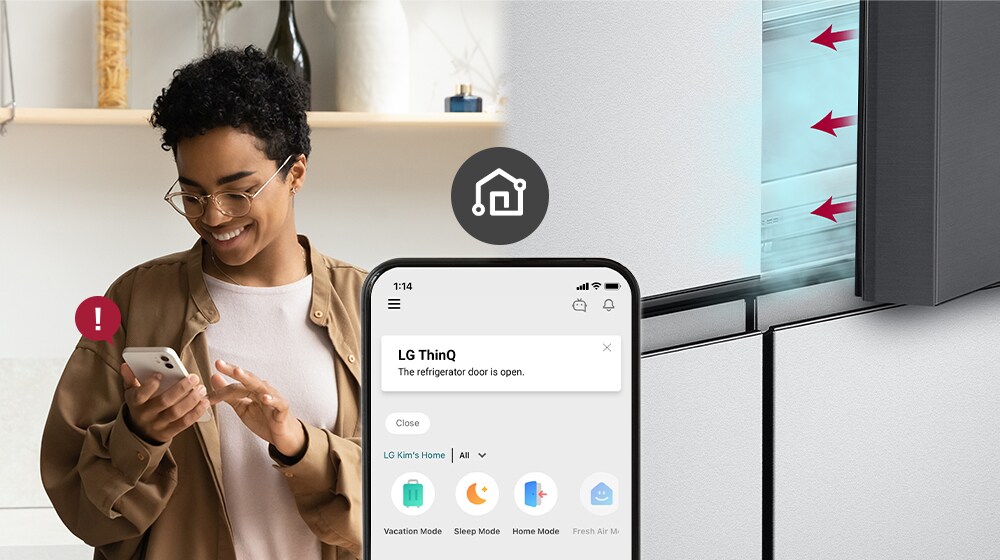 Se muestra a una mujer mirando mirando en su celular las notificaciones de la app ThinQ y Wifi sobre la puerta abierta. 