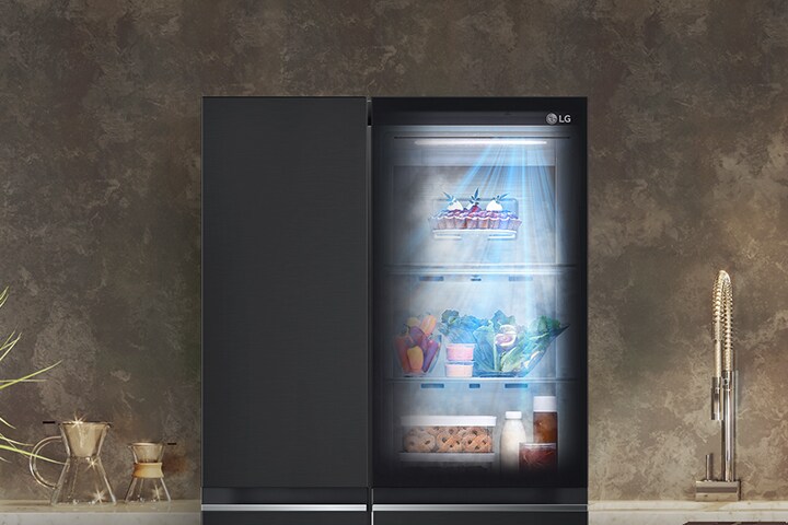 Refrigerador LG side by side en una cocina moderna mostrando la función DoorCooling+ ™.